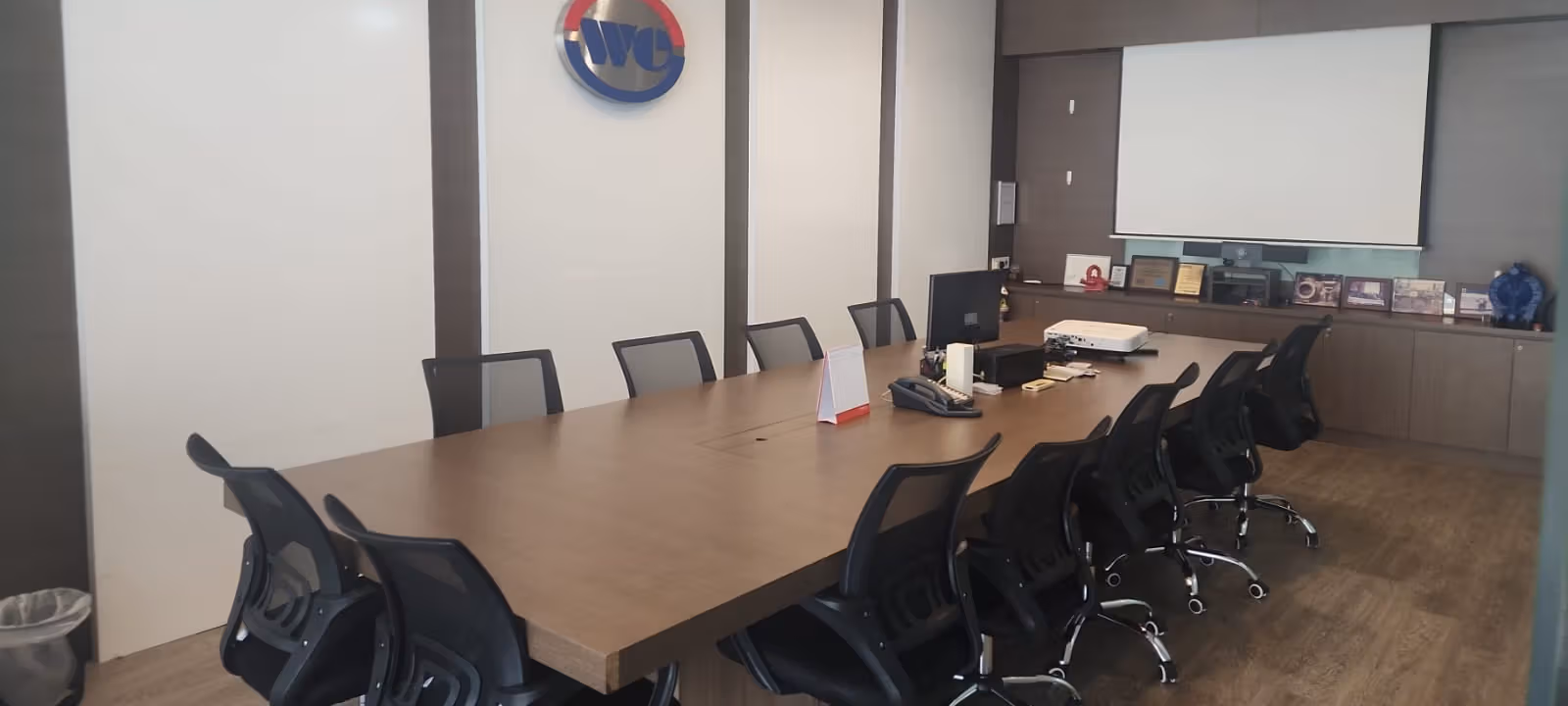 https://officehub.s3.amazonaws.com/Assets/images/53152/Shared-Workspace-Singapore-Singapore-10-Kaki-Bukit-Road-1-Meeting-room.jpg