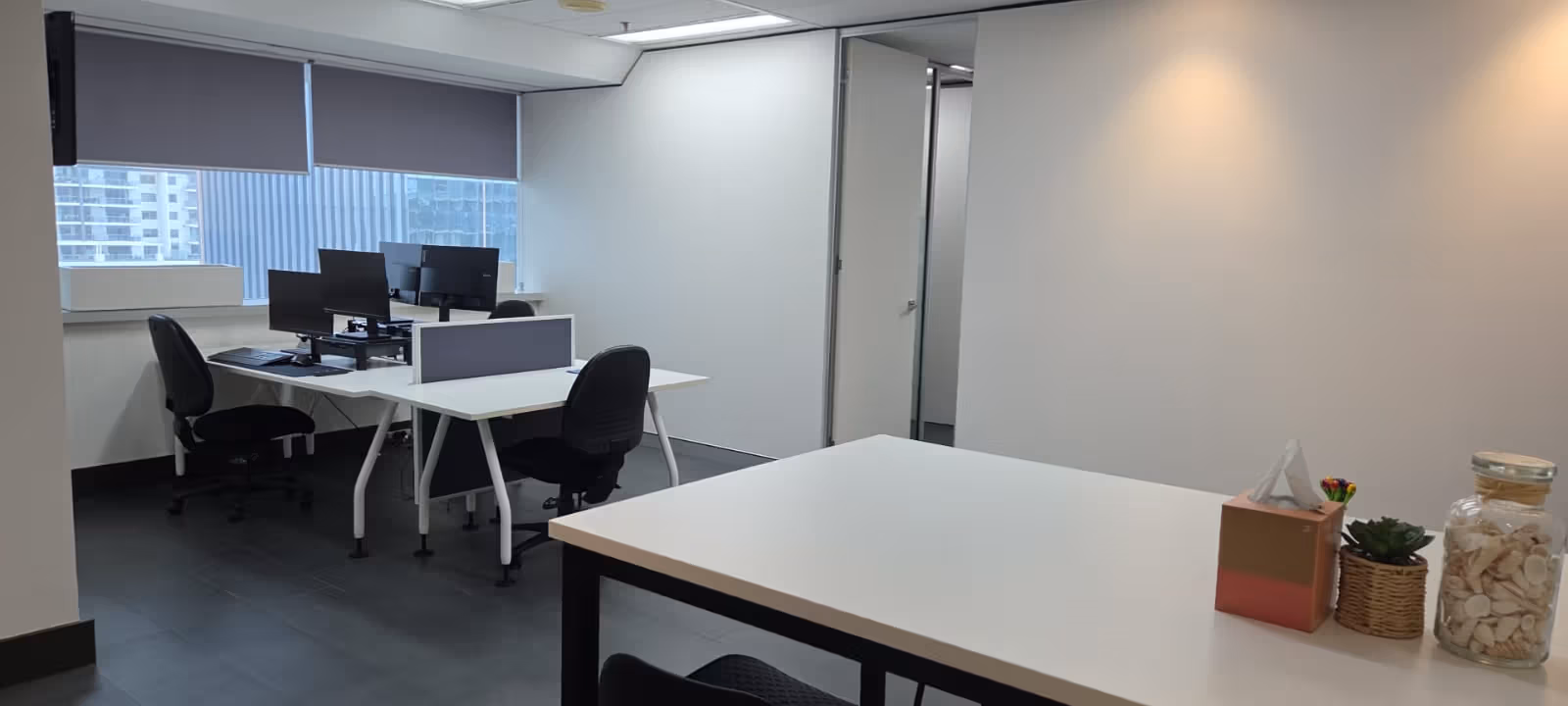 https://officehub.s3.amazonaws.com/Assets/images/53157/Managed-Office-Space-WA-Perth-37-Saint-Georges-Terrace-desks.jpg