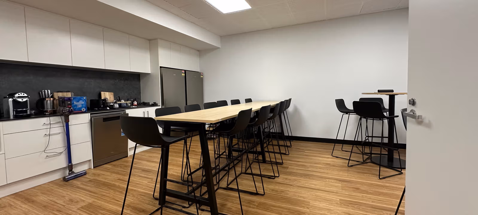 https://officehub.s3.amazonaws.com/Assets/images/53735/Coworking-Space-SA-Adelaide-61-63-Carrington-Street-IMG7401.jpg