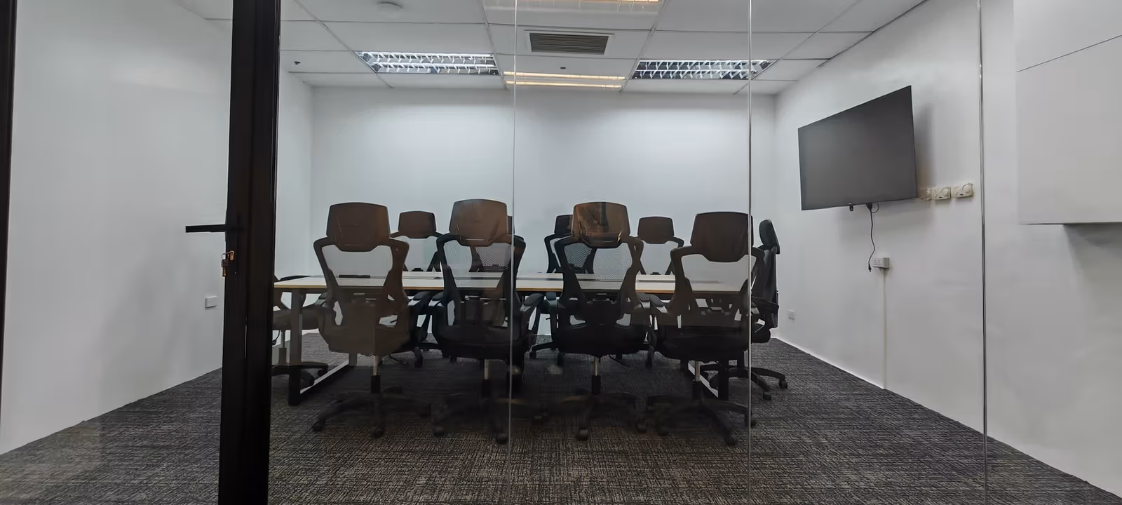 https://officehub.s3.amazonaws.com/Assets/images/55098/Shared-Workspace-NCR-Pasig-13-Meralco-Avenue-conference-room-ortigas-.jpg