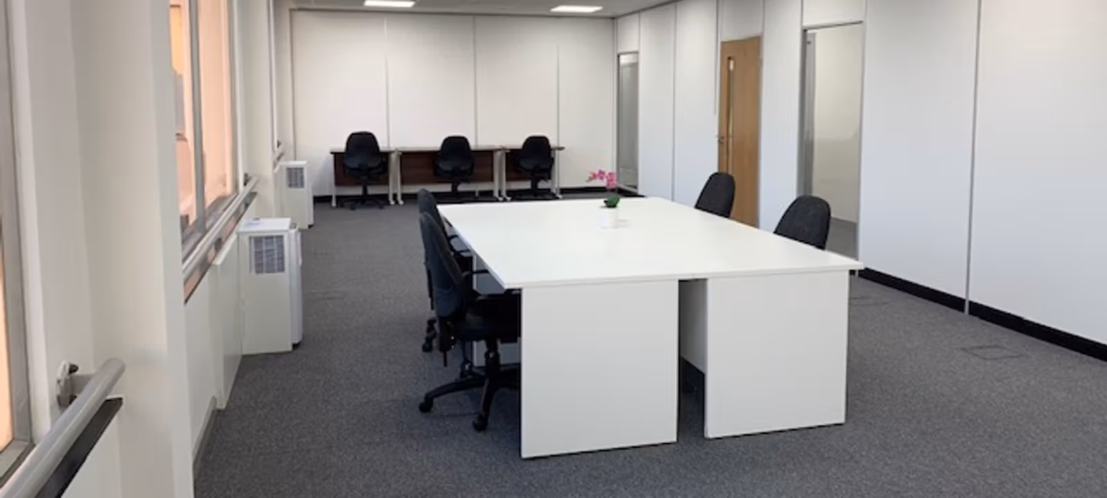 https://officehub.s3.amazonaws.com/Assets/images/6126/Serviced-Office-%28Classic%29-London-Brentford-981-Great-West-Road1%2C800%20sqft%20%283%29.jpg
