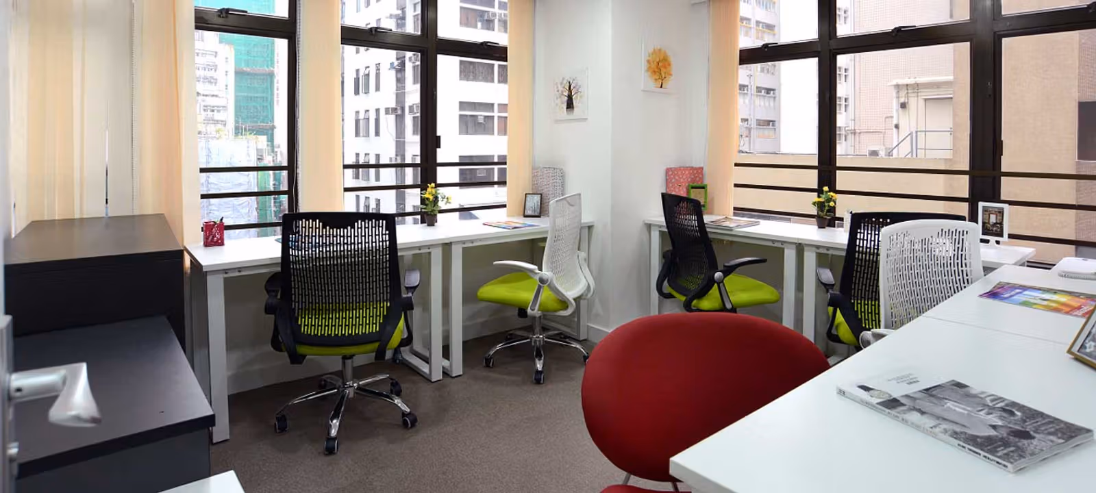 https://officehub.s3.amazonaws.com/Assets/images/6647/Serviced-Office-%28Classic%29-Sheung-Wan-Central-244-248-Des-Voeux-Road-sa1.jpg