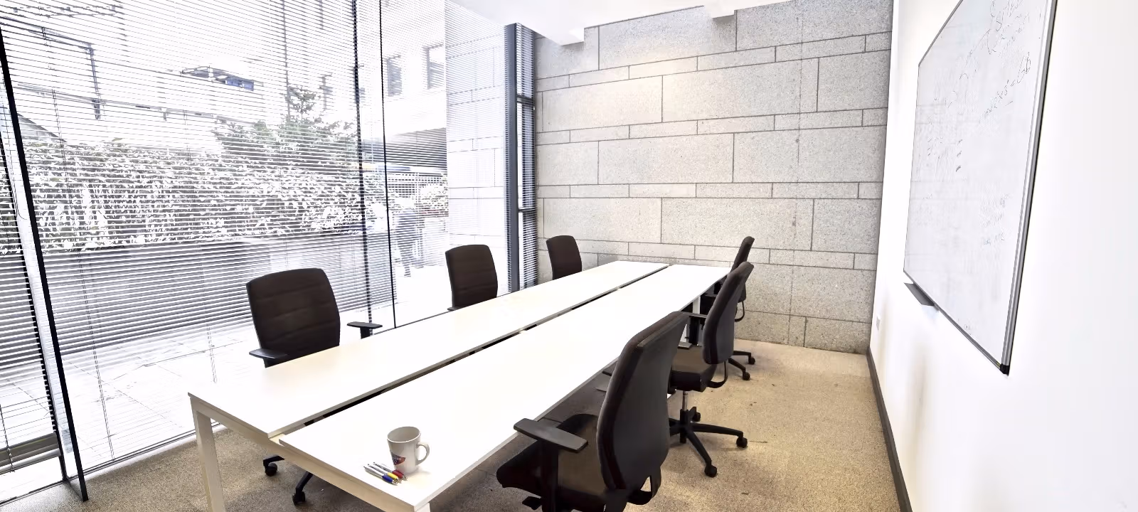 https://officehub.s3.amazonaws.com/Assets/images/6902/Serviced-Office-%28Classic%29-Ireland-Dublin-One-Georges-Quay-Plaza-zone-2-6-person-meeting-room.jpg