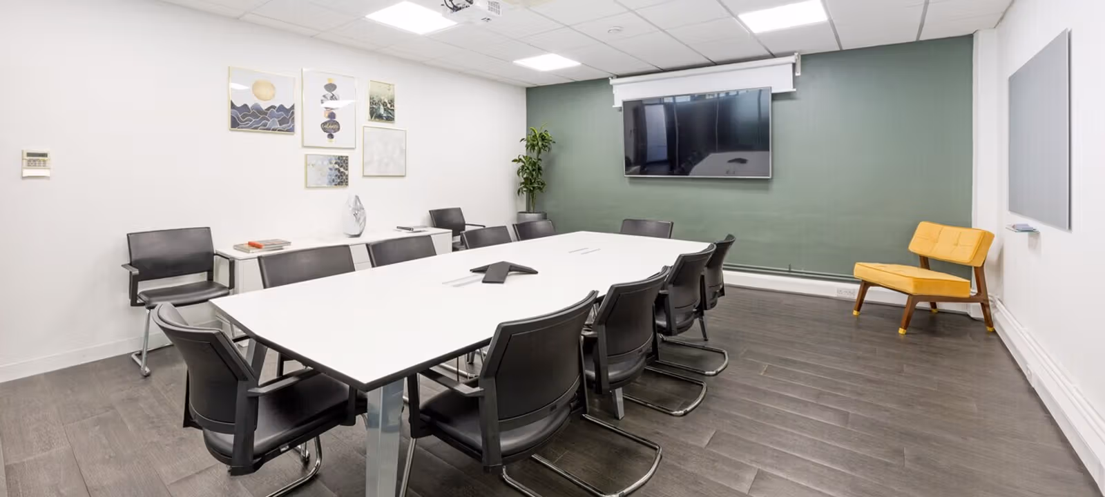 https://officehub.s3.amazonaws.com/Assets/images/8512/Serviced-Office-%28Classic%29-Farringdon-London-5-St-Johns-Lane-4.-Boardroom-1.jpg
