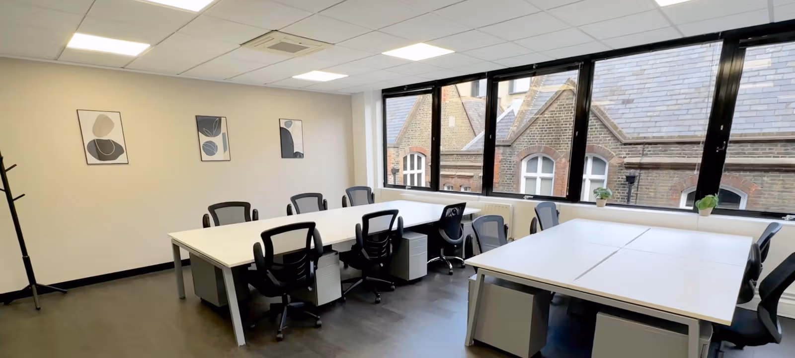 https://officehub.s3.amazonaws.com/Assets/images/8512/Serviced-Office-%28Classic%29-Farringdon-London-5-St-Johns-Lane-8.-10-Person-Office.jpeg