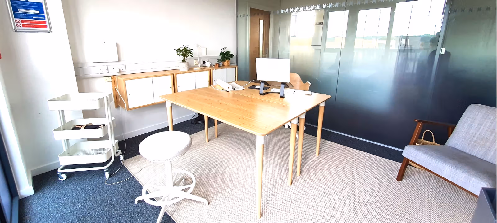 https://officehub.s3.amazonaws.com/Assets/images/8602/Serviced-Office-%28Classic%29-Greater-London-Stanmore-Howard-Road2%20Person%20Office_1.jpg