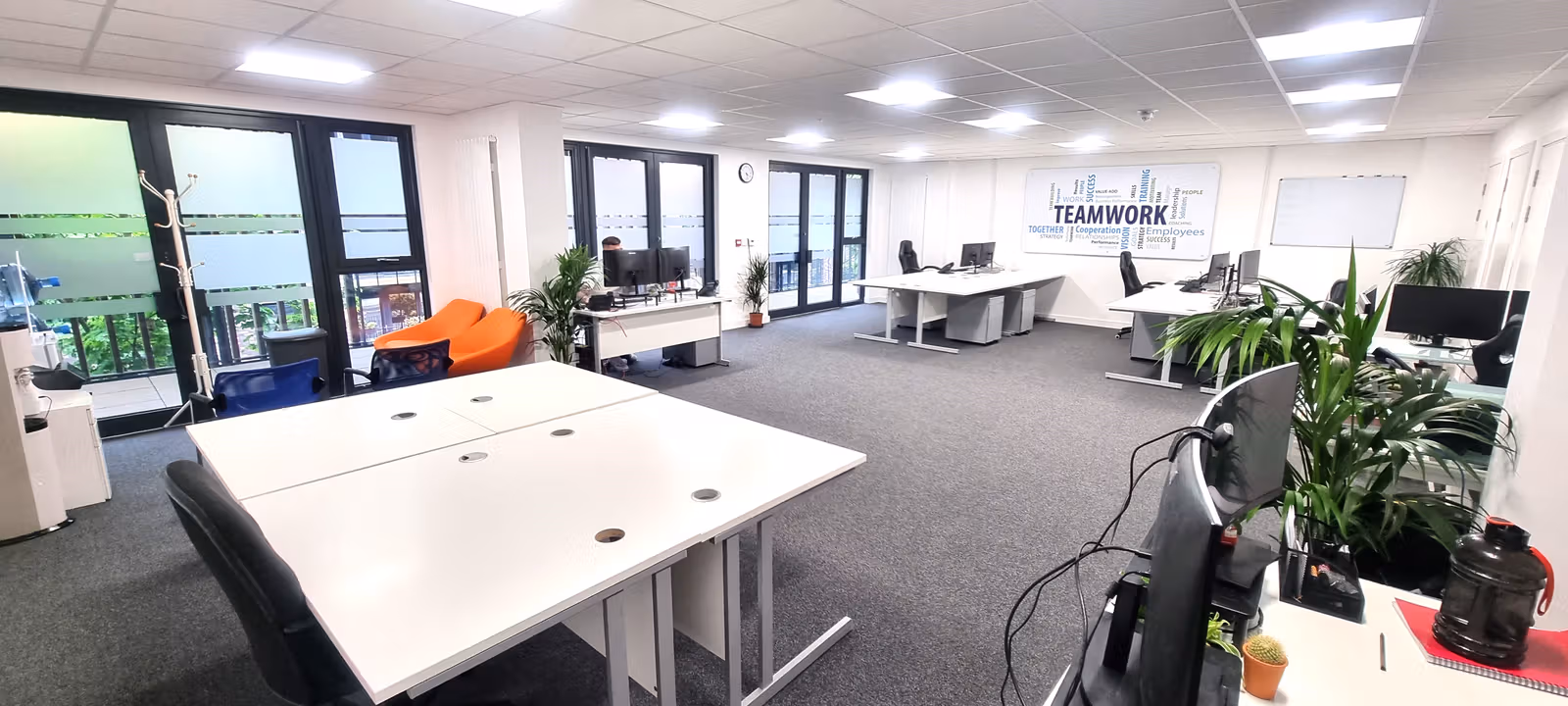 https://officehub.s3.amazonaws.com/Assets/images/8602/Serviced-Office-%28Classic%29-Greater-London-Stanmore-Howard-Road20%20Desk%20Office2.jpg