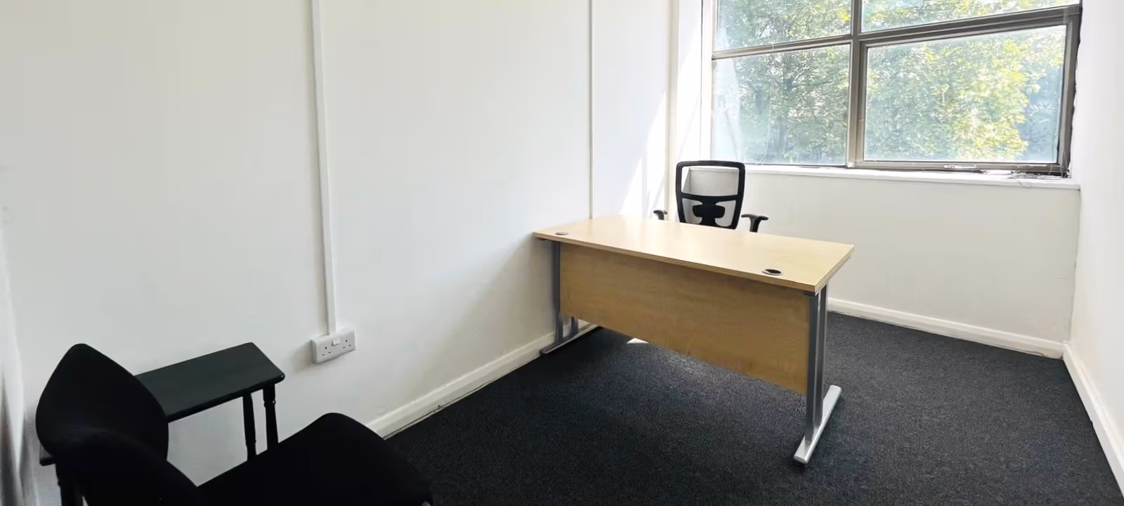https://officehub.s3.amazonaws.com/Assets/images/8680/Serviced-Office-%28Classic%29-London-Park-Royal-Abbey-Road-M6A-front-left-office.jpg