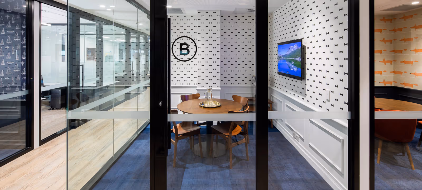 https://officehub.s3.amazonaws.com/Assets/images/907/Serviced-Office-%28Creative%29-NSW-North-Sydney-100-Walker-Street-100-Walker-St---Level-9---4-Person-Meeting-Room---Arch---00.webp