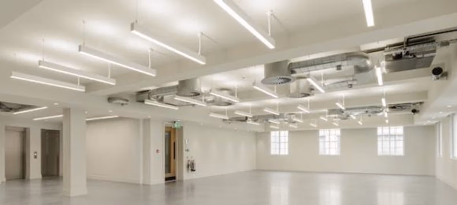 https://officehub.s3.amazonaws.com/Assets/images/9869/Managed-Office-Space-London-Barbican-87-Bartholomew-Close-7b55e04ce86821ab584480ae9b5a9517-201910170875-580x387.jpg