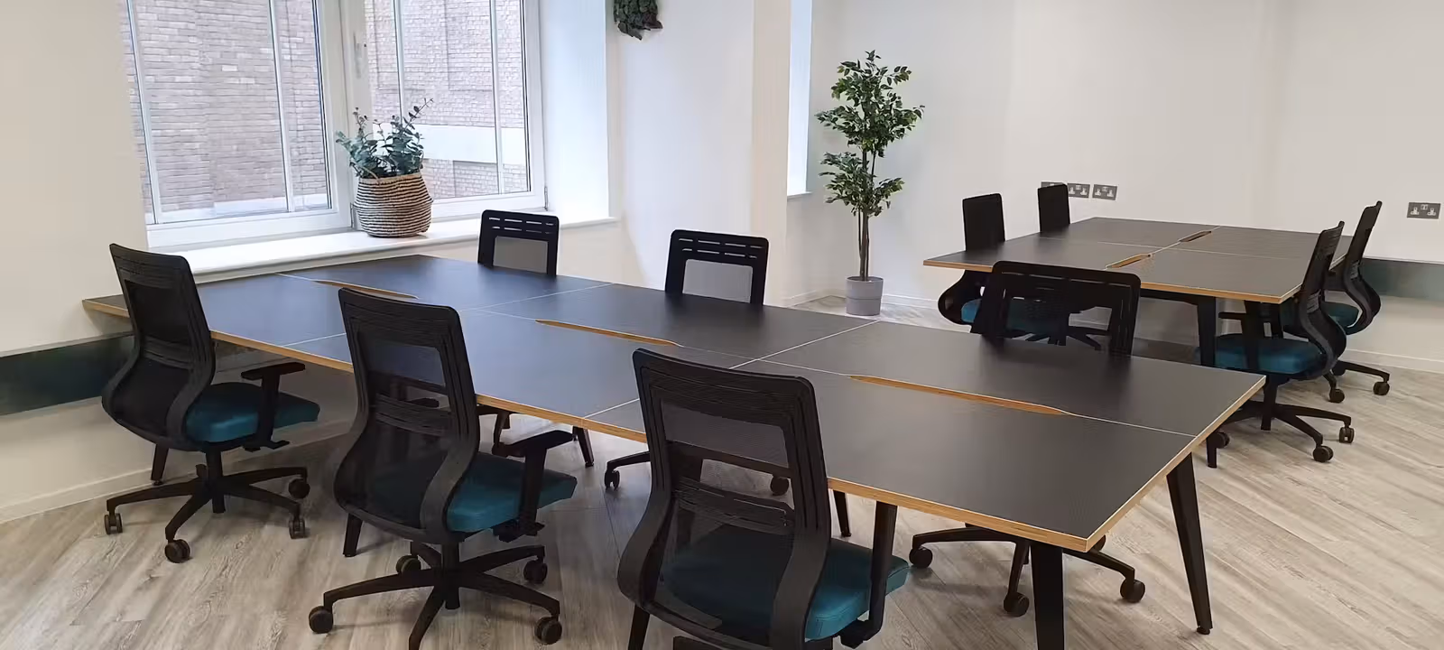 https://officehub.s3.amazonaws.com/Assets/images/9982/Serviced-Office-%28Classic%29-England-London-27-Furnival-Street-1601989546395-27furnival-1st-desking1-80.avif