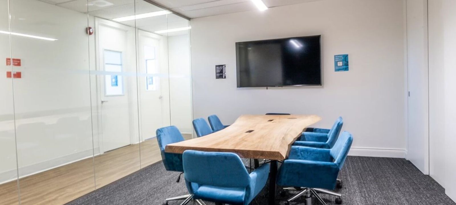 180 Dundas St W, Toronto - Image 1