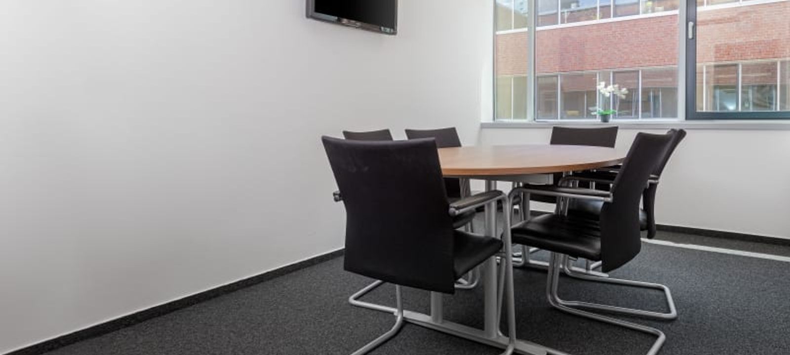 Oktober Huszonharmadika U 8-10, Budapest - Image 1