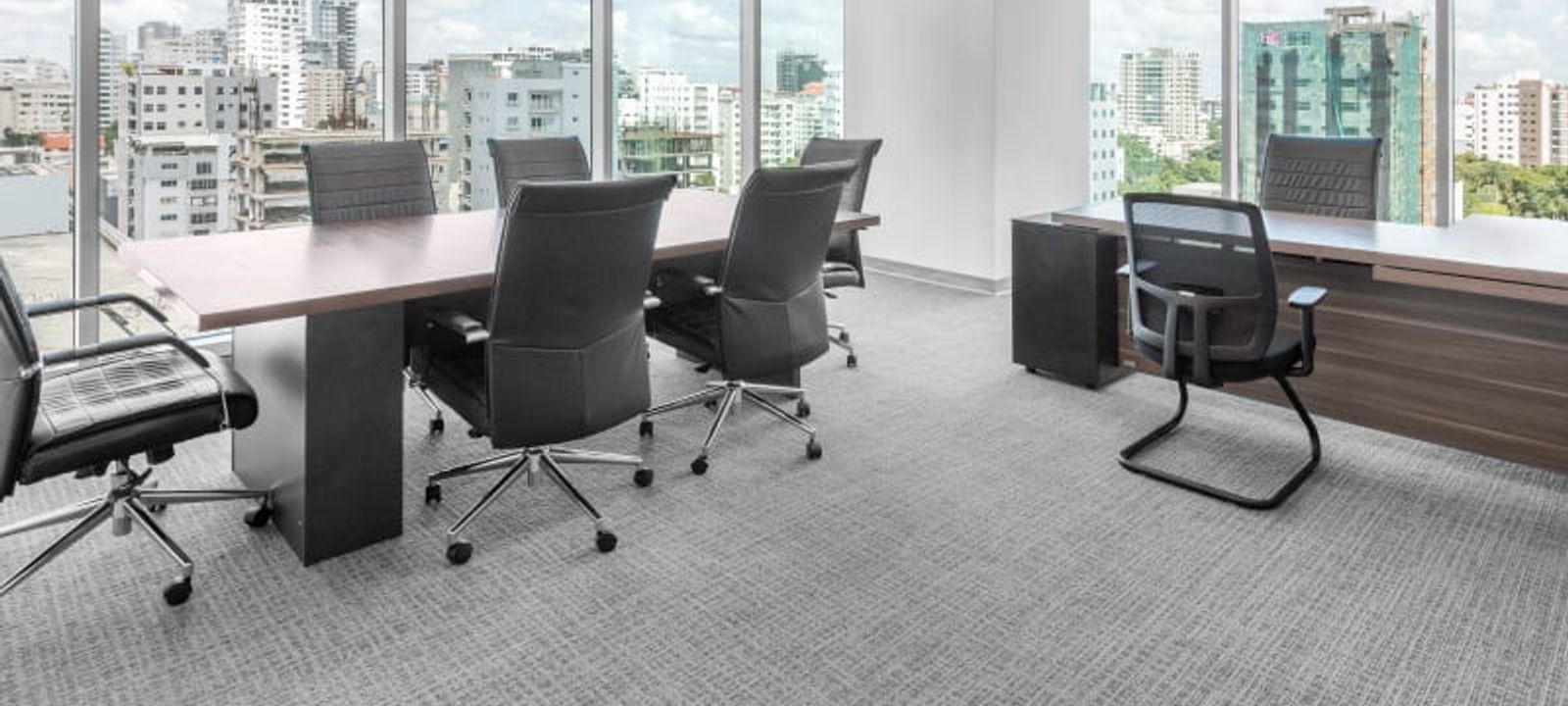 Roble Corporate Centre - Image 1