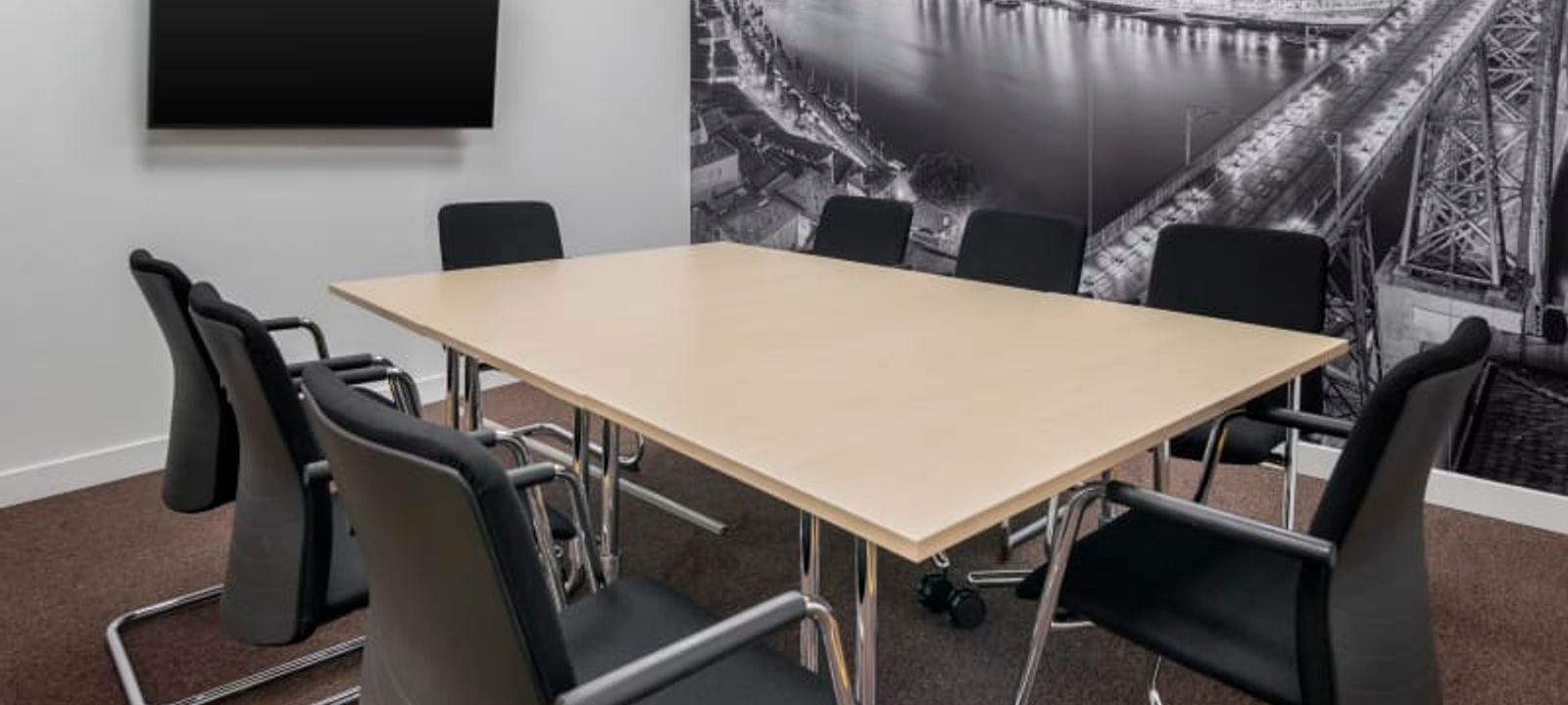 Praca De Mouzinho De Albuquerque, Porto - Image 1