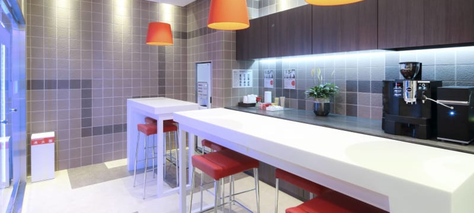 8-1 Hakataekichuogai Hakata-kua, Fukuoka - Image 1