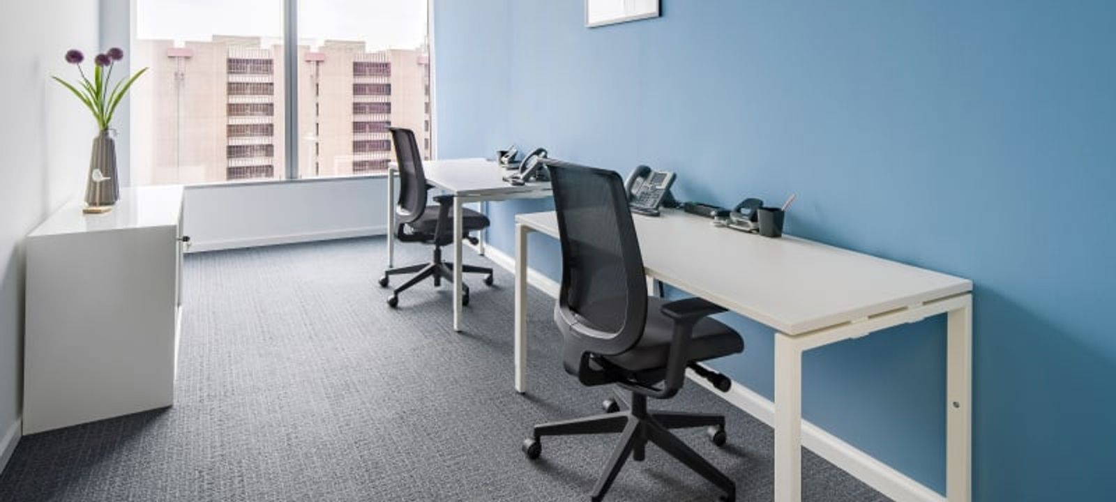 12 Am Flughafen, Frankfurt Am Main - Image 1