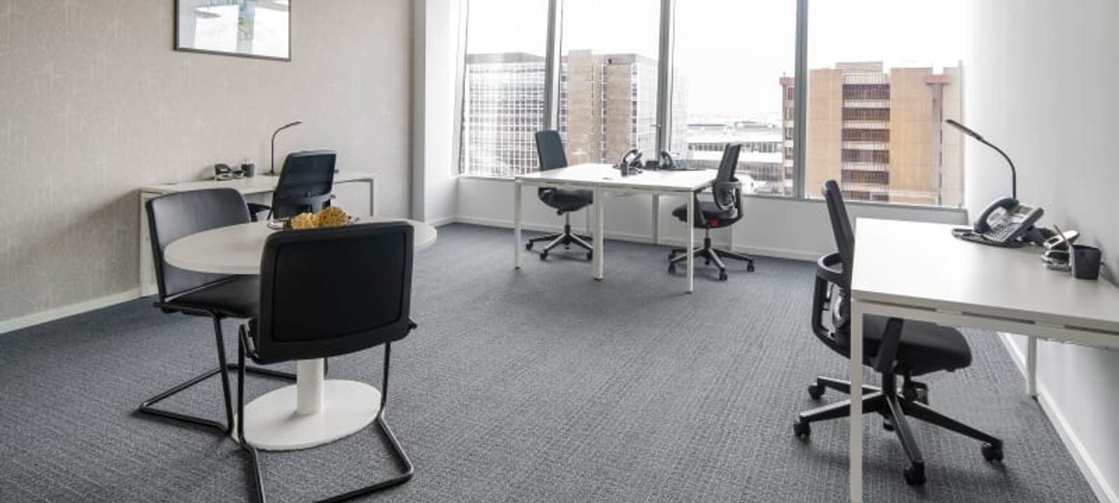 12 Am Flughafen, Frankfurt Am Main - Image 1