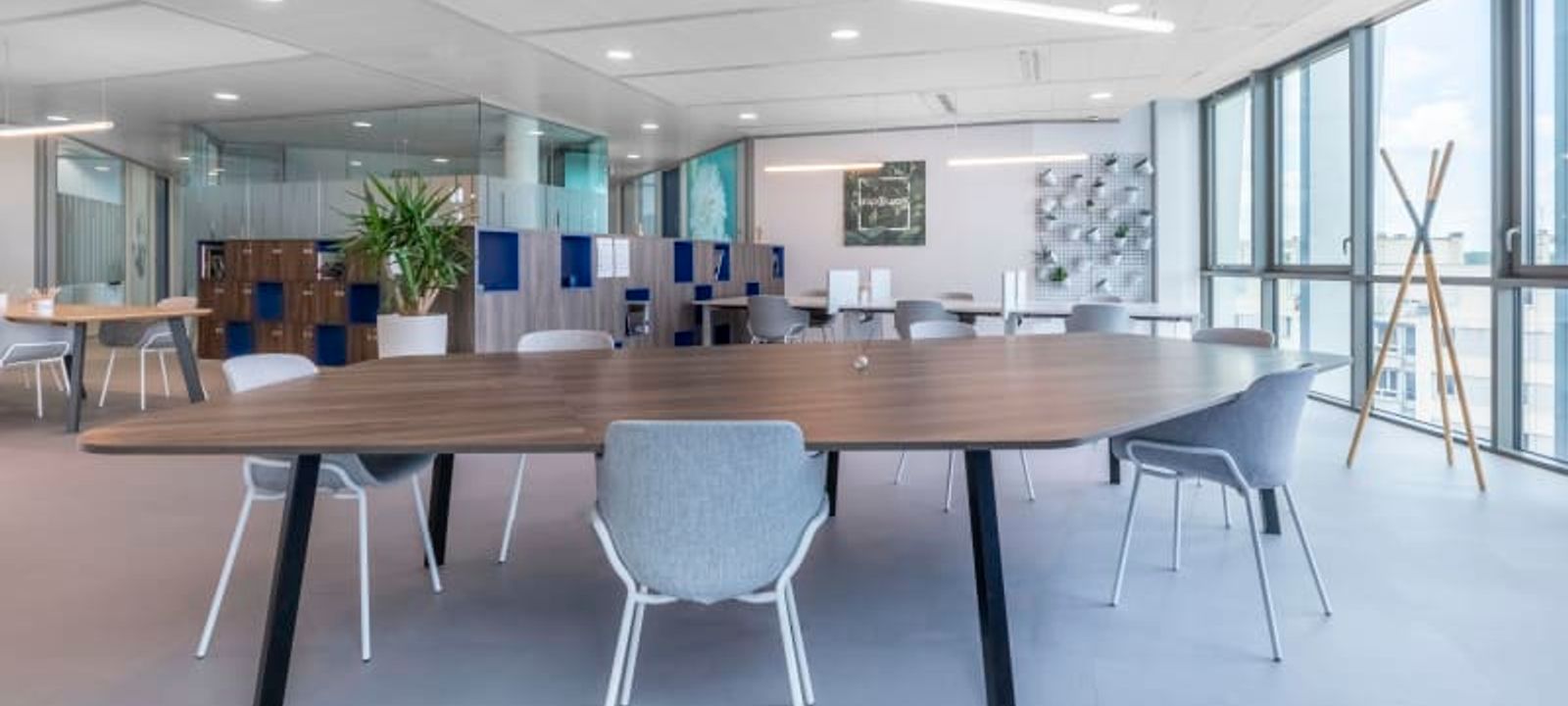 2-12 Parvis Colonel Arnaud Beltrame, Versailles - Image 1