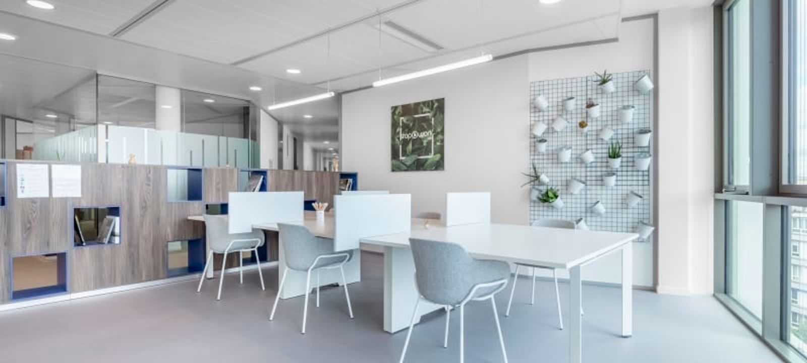 2-12 Parvis Colonel Arnaud Beltrame, Versailles - Image 1