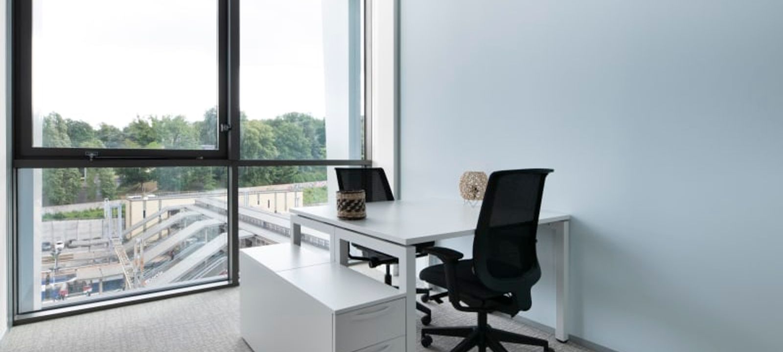 2-12 Parvis Colonel Arnaud Beltrame, Versailles - Image 1