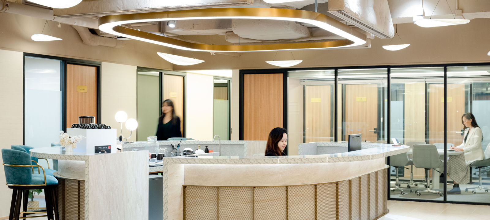 16-18 Queen's Road Central, Central - Image 1