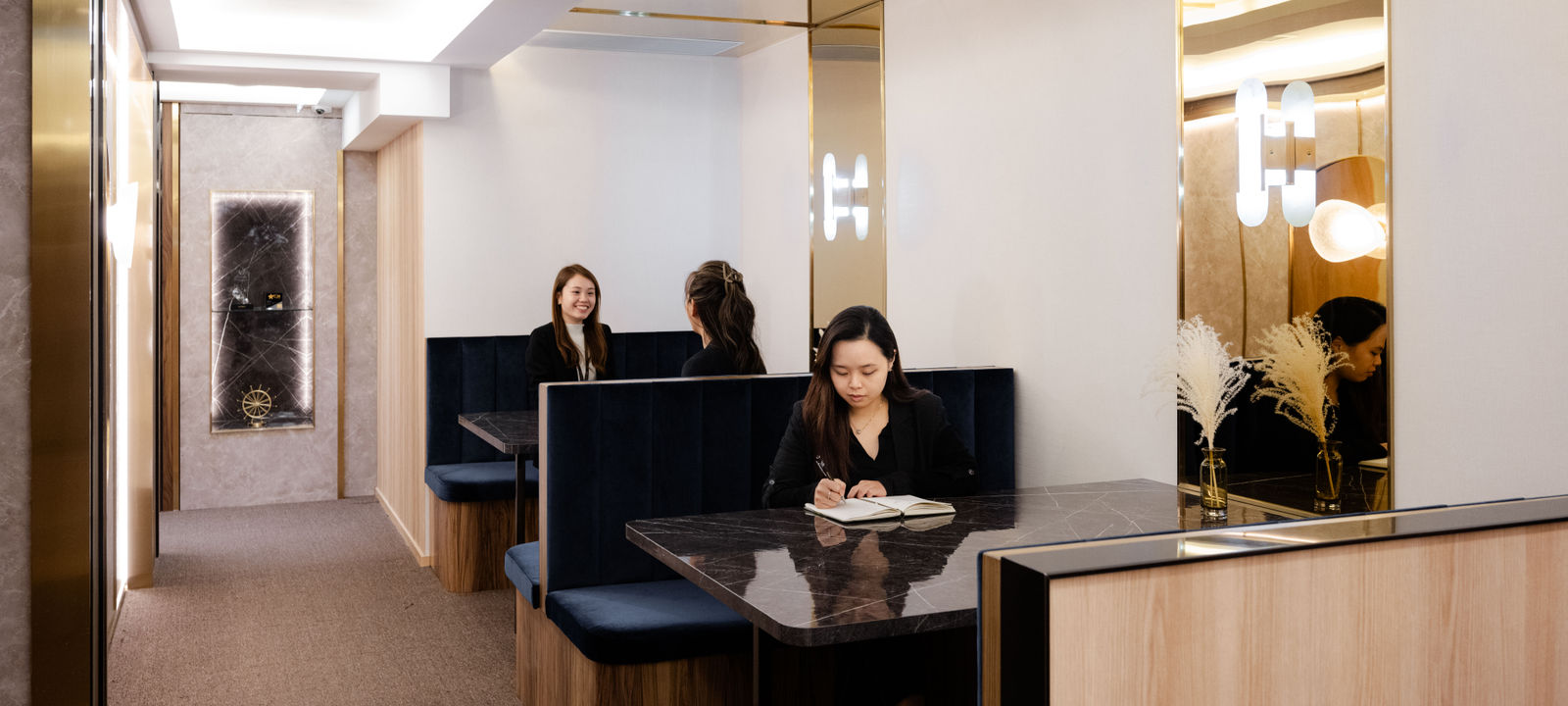 16-18 Queen's Road Central, Central - Image 1