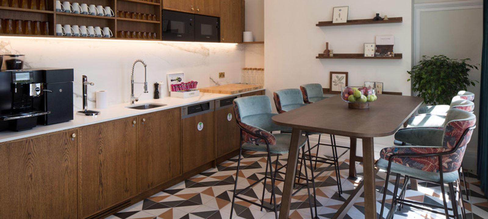 162 Buckingham Palace Road, Greater London - Image 1