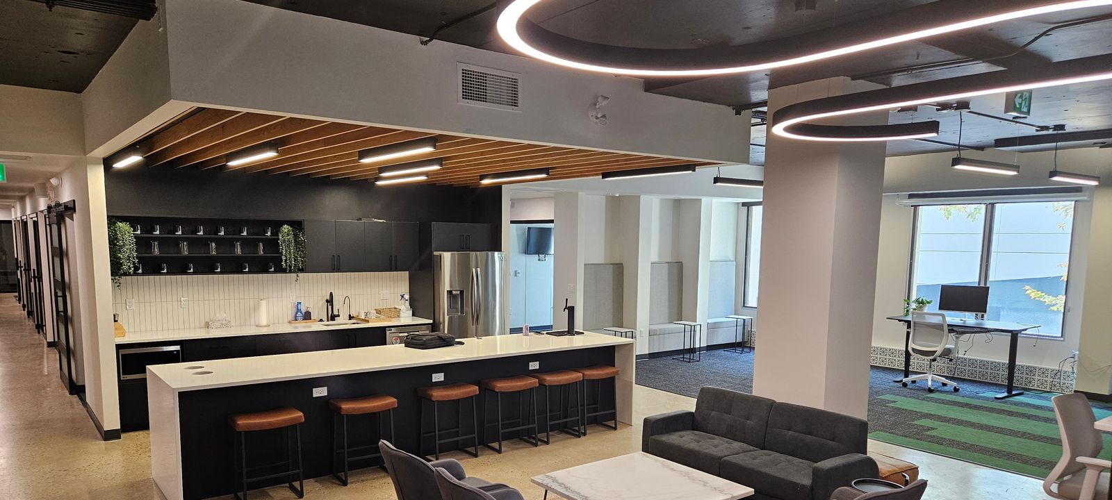 185 Carlton St, Winnipeg - Image 1