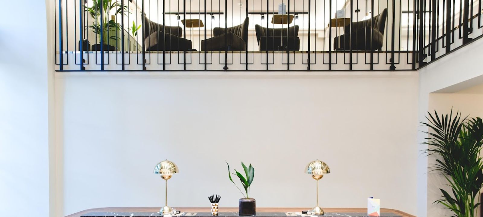 1 Hudsons Place Platform 1, Victoria Mainline Station - Image 1