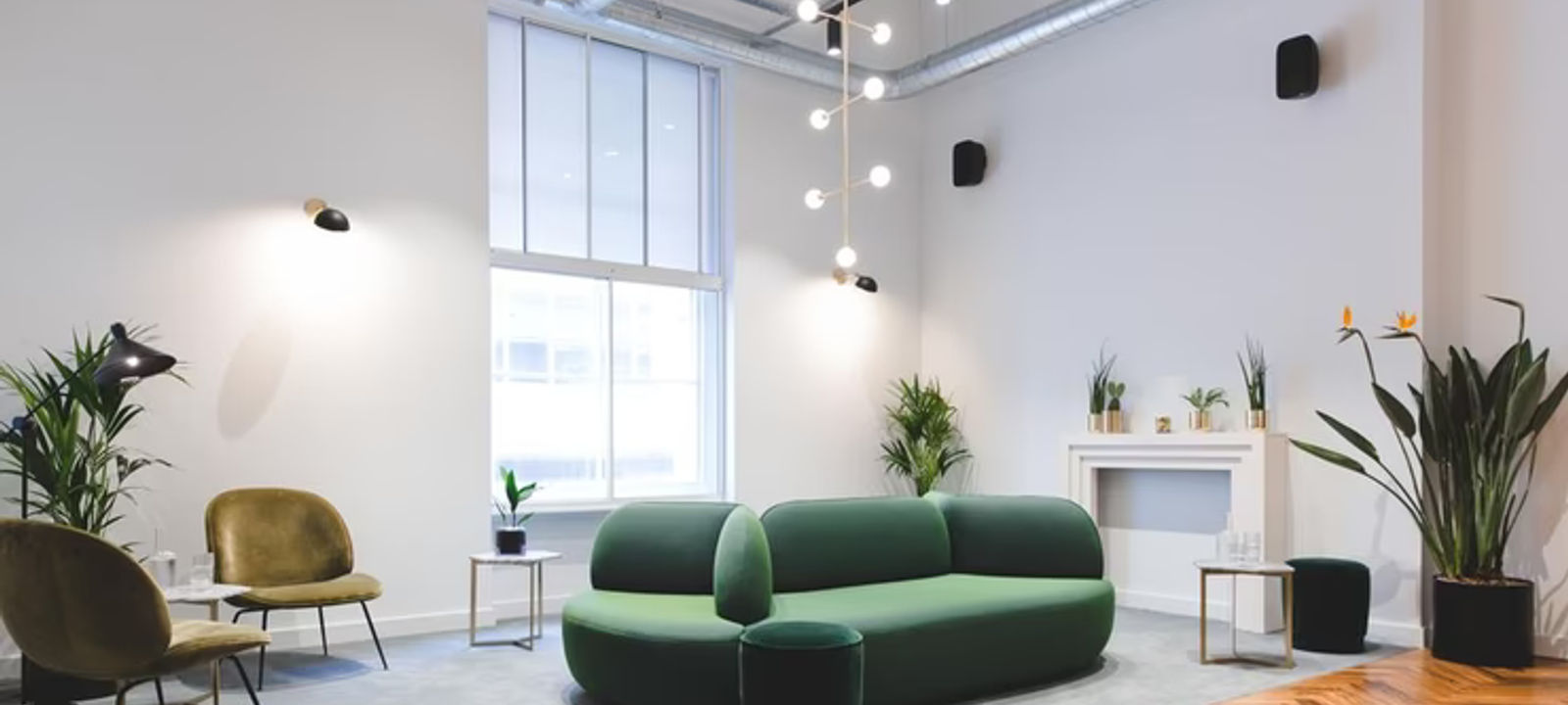 1 Hudsons Place Platform 1, Victoria Mainline Station - Image 1