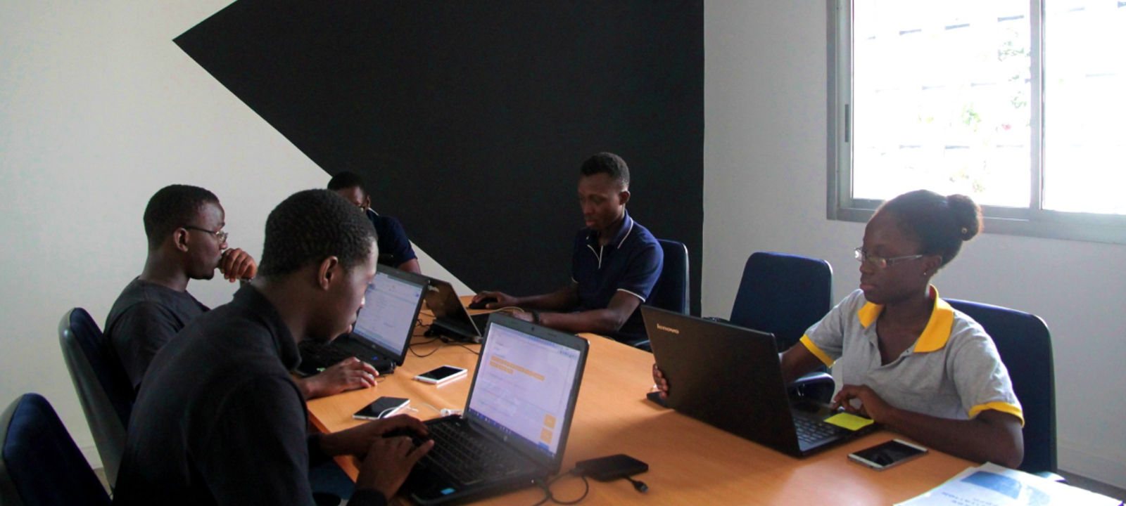 8224+mm5 Abidjan, Côte D'ivoire - Image 1