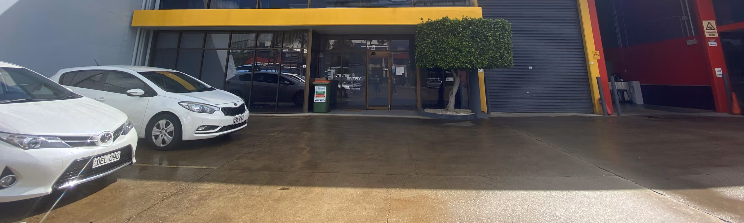 https://officehub.s3.amazonaws.com/Assets/images/21610/Sublet-Office-Space-%28Not-Shared%29-QLD-Rocklea-43-Collinsvale-Streetfront%20office.jpg