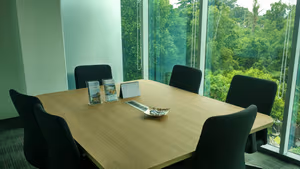 100 Person Coworking Desk