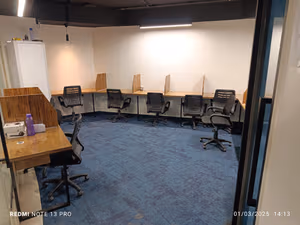 32 Person Coworking Desk