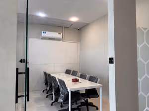 16 Person Coworking Desk