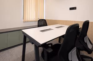 4 Person Shared Office