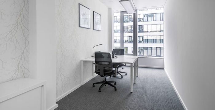 12 Am Flughafen, Frankfurt Am Main - Image 2