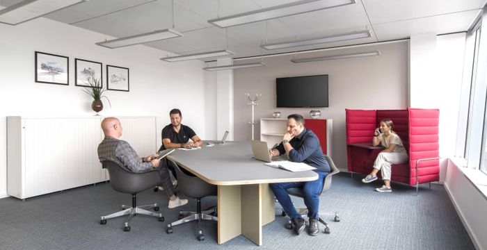 12 Am Flughafen, Frankfurt Am Main - Image 4