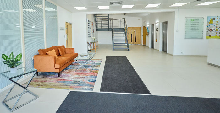 720 Centennial Court, Elstree - Image 4