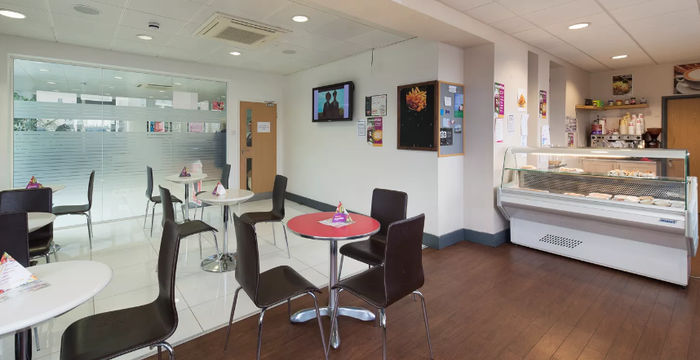 Manor Way, Borehamwood - Image 4