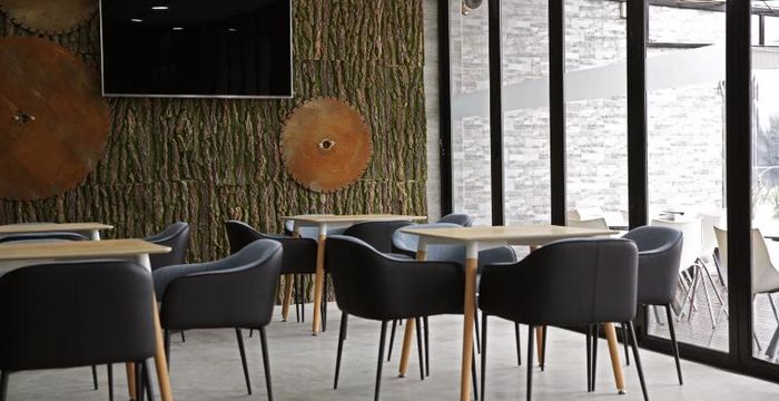 9 The Straight Avenue, Pine Slopes - Image 2