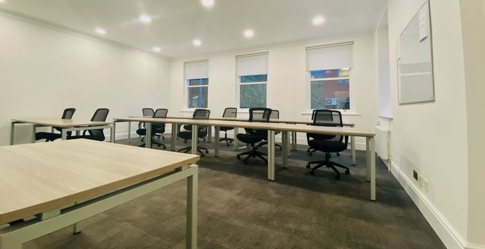 9 Park Square East, West Yorkshire - Image 2