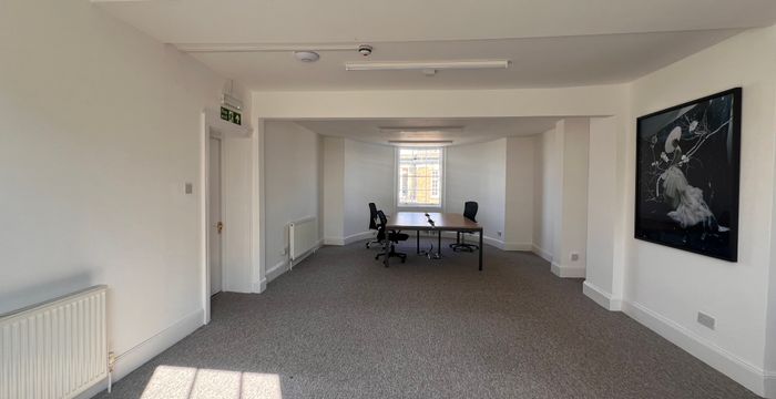 24 Highbury Crescent, Greater London - Image 2