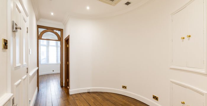 17 Queen Street, Greater London - Image 4