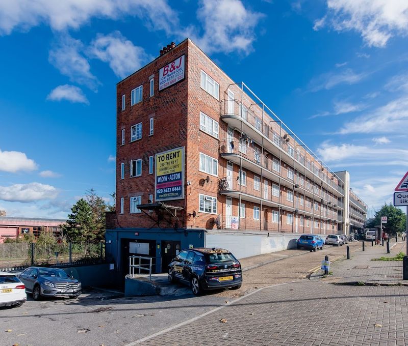 Wendover Court, Western Avenue - Image 7