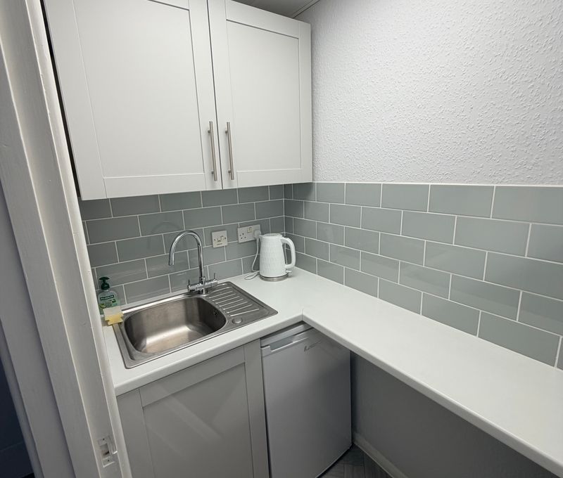 2 Tongham Road, Farnham - Image 4