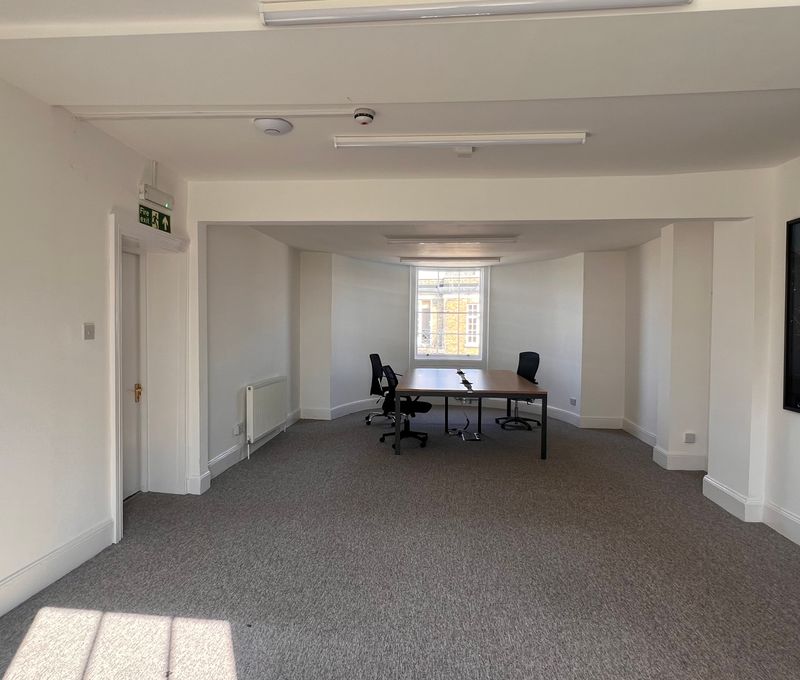 24 Highbury Crescent, Greater London - Image 2