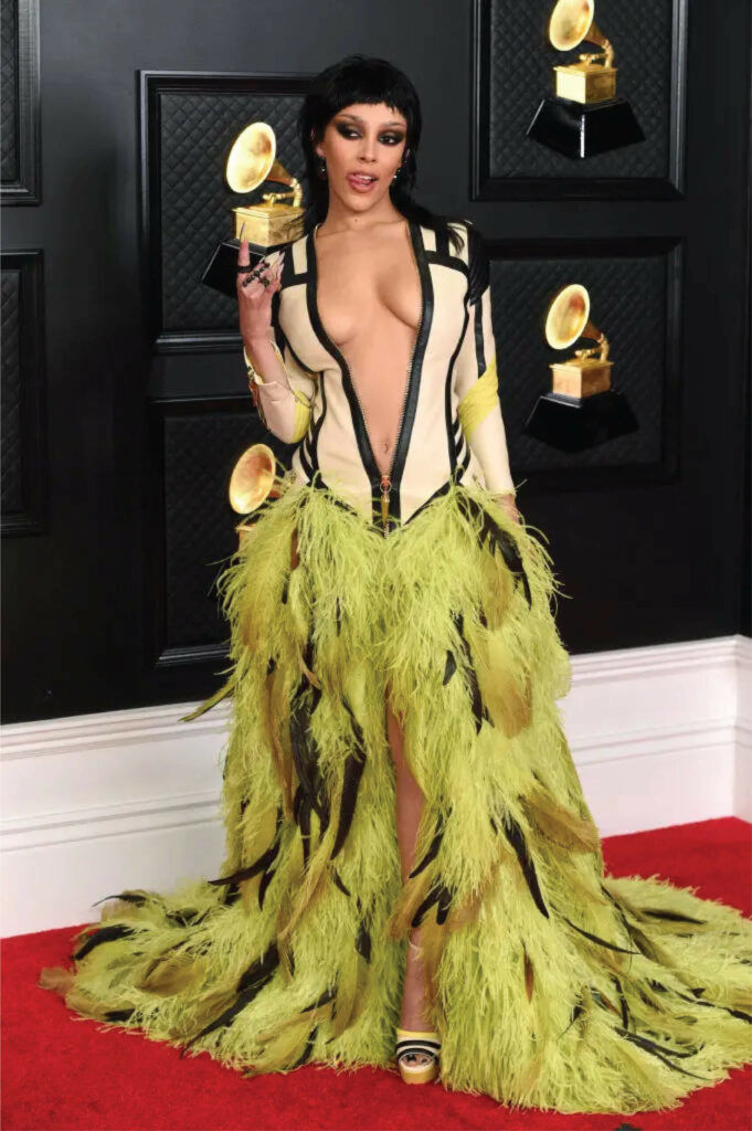 TheUrbanManiac Grammys feather aofVsr3IDX