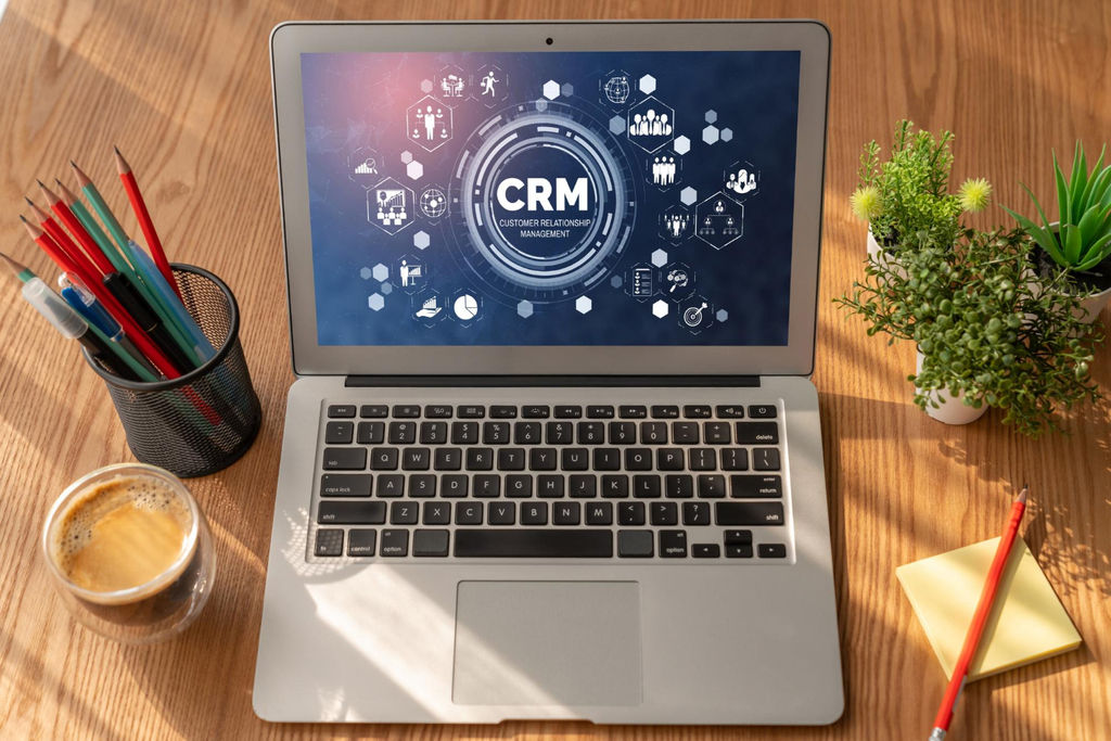 CMS vs. CRM: Odkryj Klucz do Skutecznego Zarządzania Twoją Stroną Internetową i Relacjami z Klientami